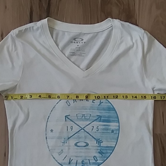 Oakley Womens 1975 Arrow V-Neck Tee - Picture 2 of 5